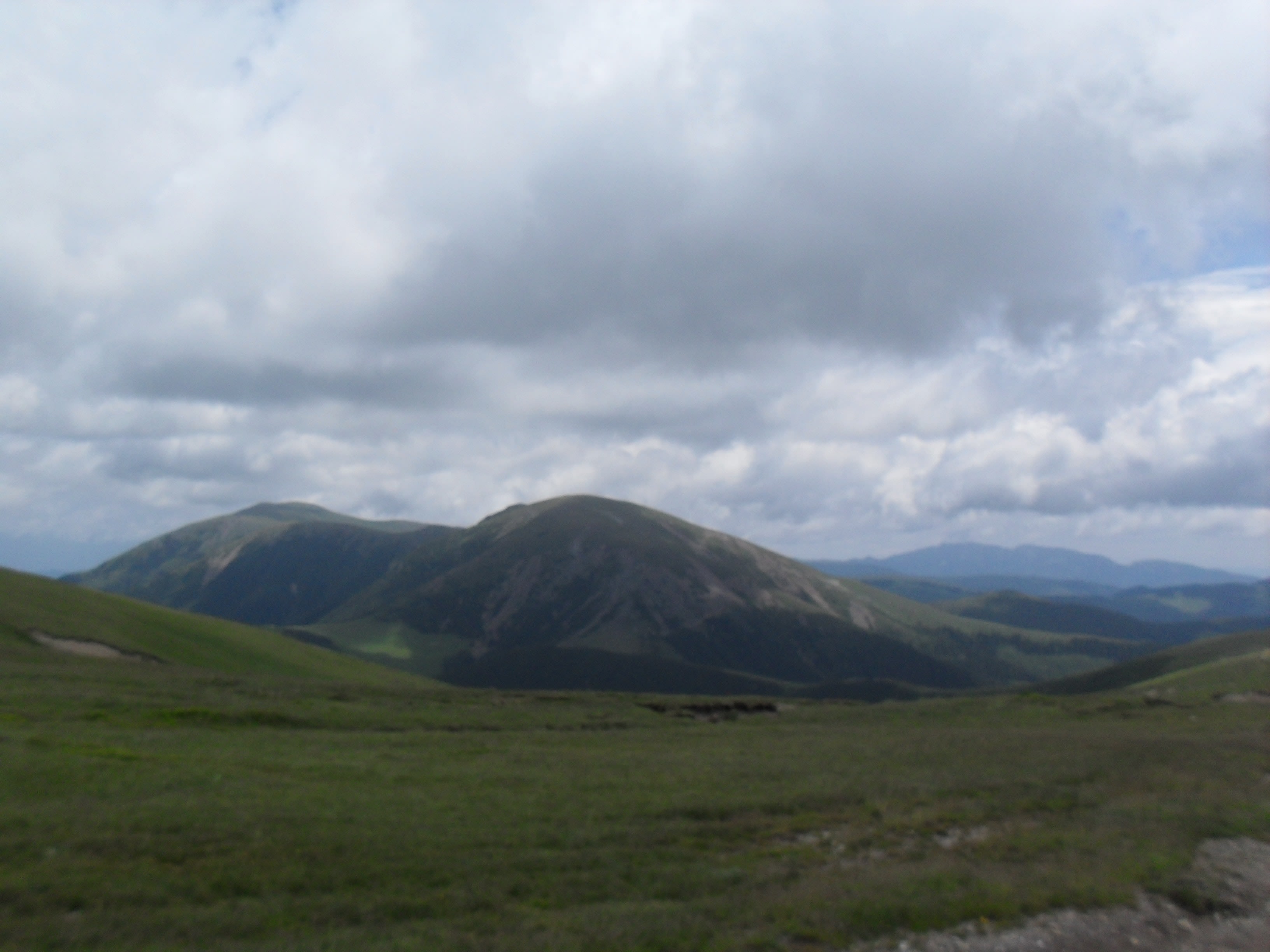 Buila Vanturarita in departare, spre dreapta