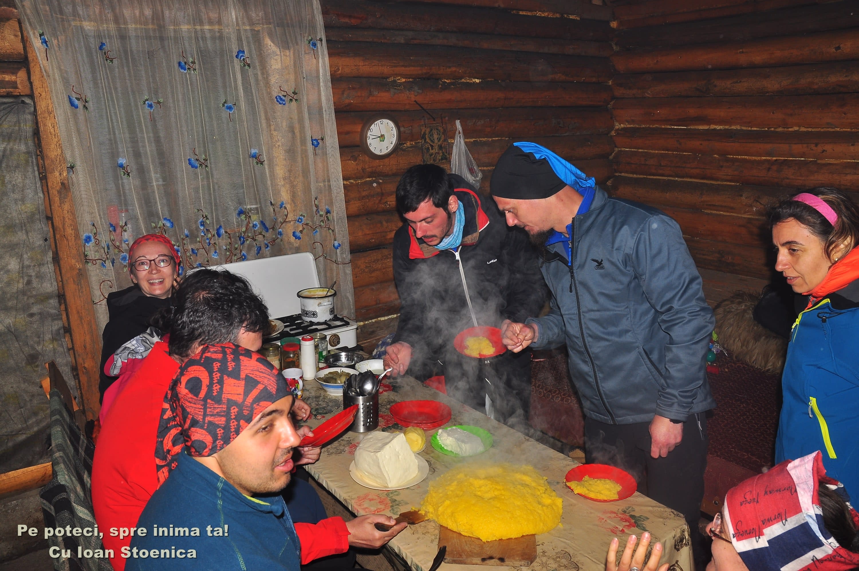 Masa rustica in Muntii Capatanii