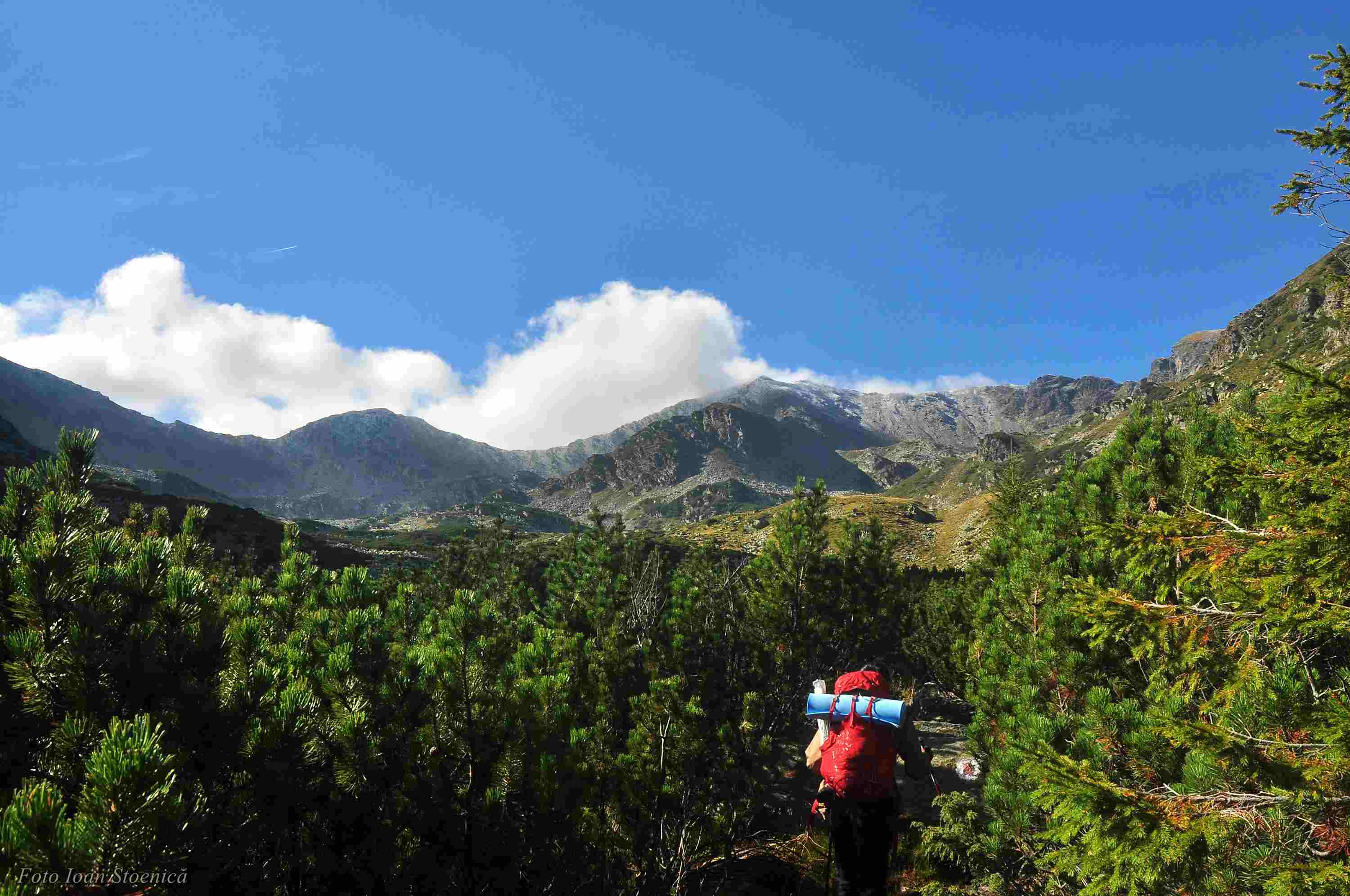 Varful Parangul Mare cu putina zapada.