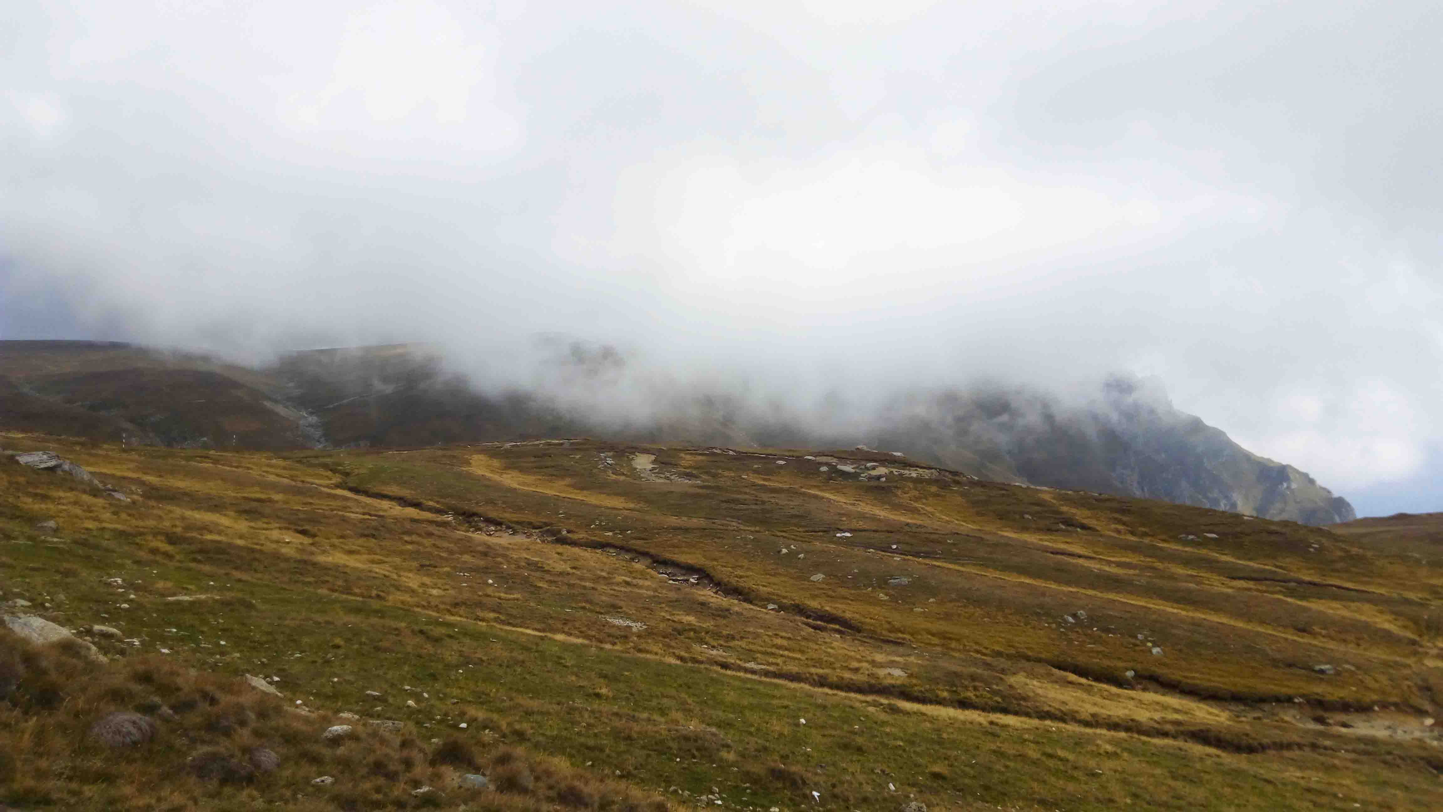 In apropiere de Cabana Babele. Nori deasupra Vaii Jepilor.