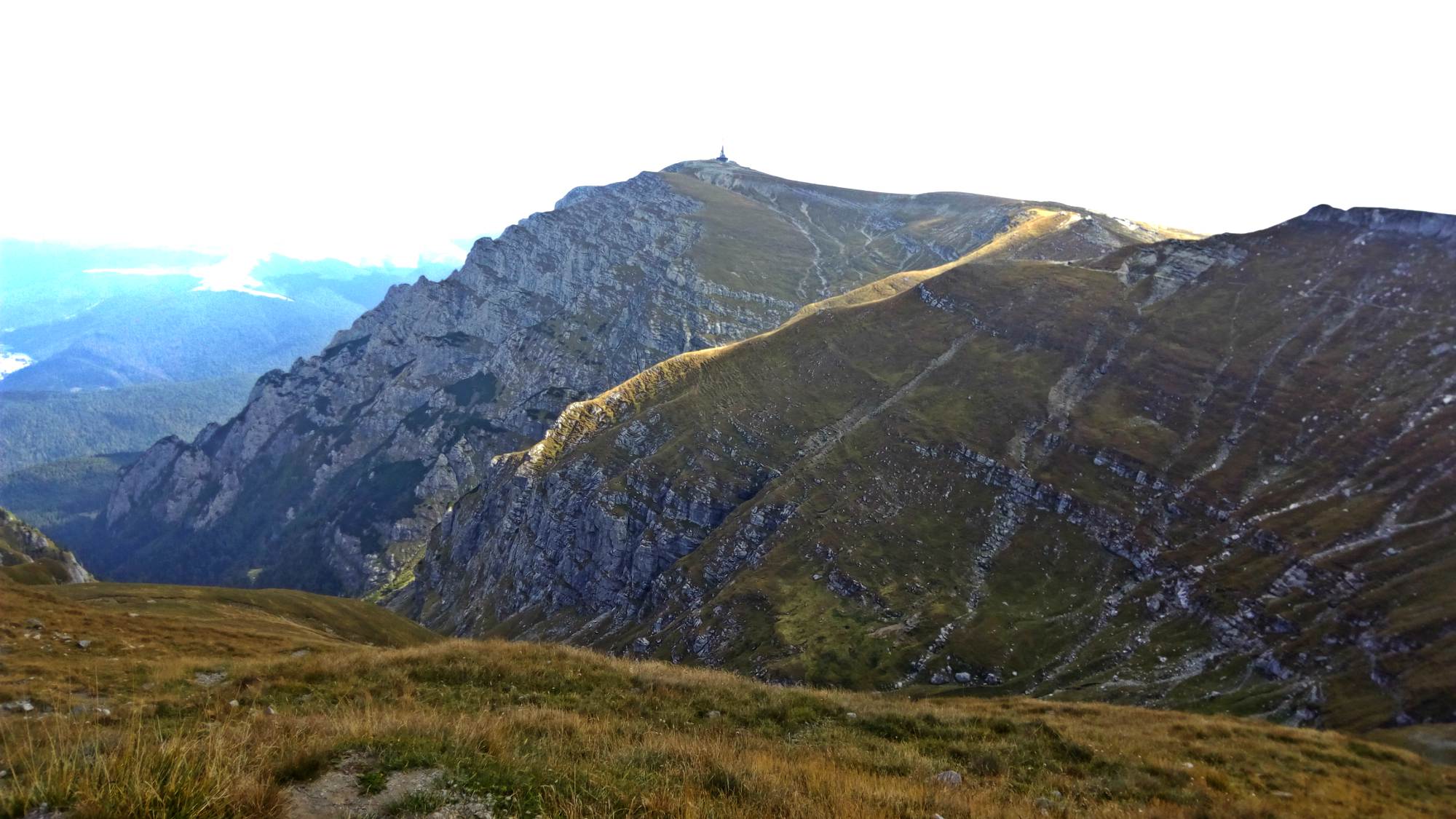 Varful si releul Costila, vazut de pe Varful Omu.