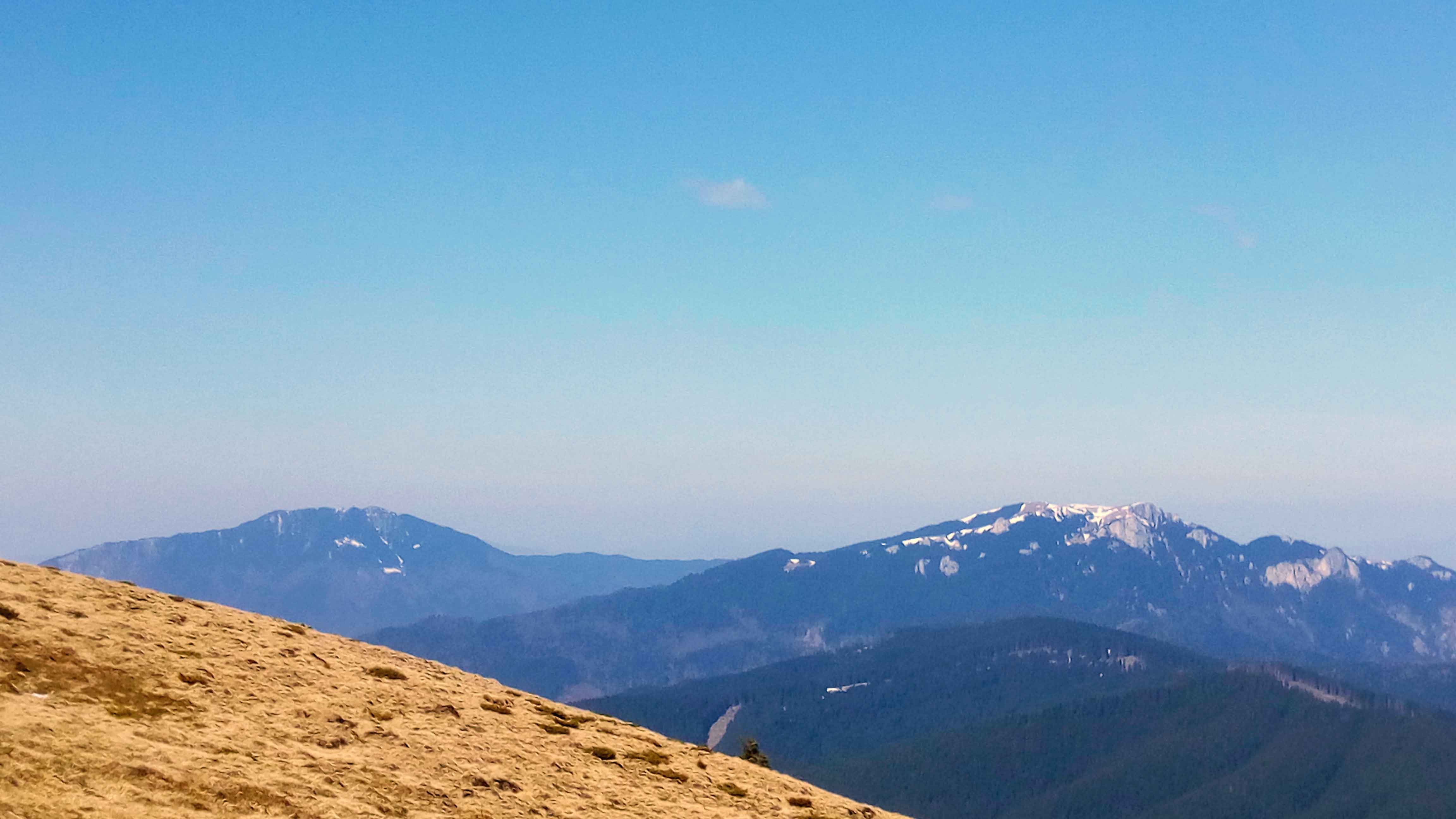 Masivele Postavaru si Piatra Mare vazute de pe creasta Muntilor Neamtului.