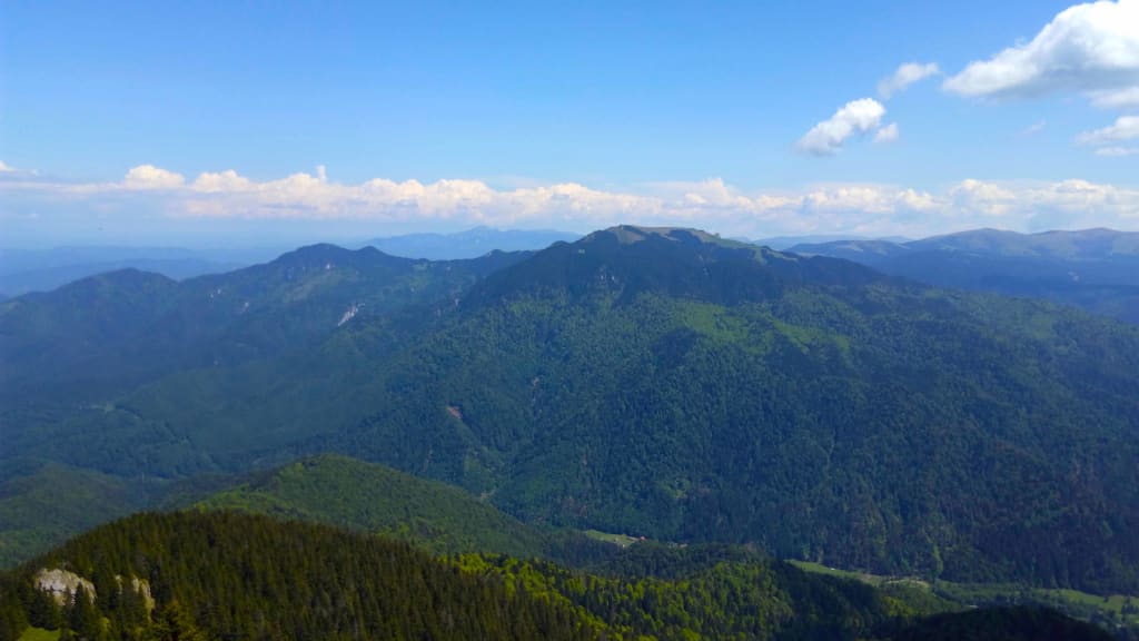 Masivul Piatra Mare vazut de pe Varful Postavaru, mai 2016.