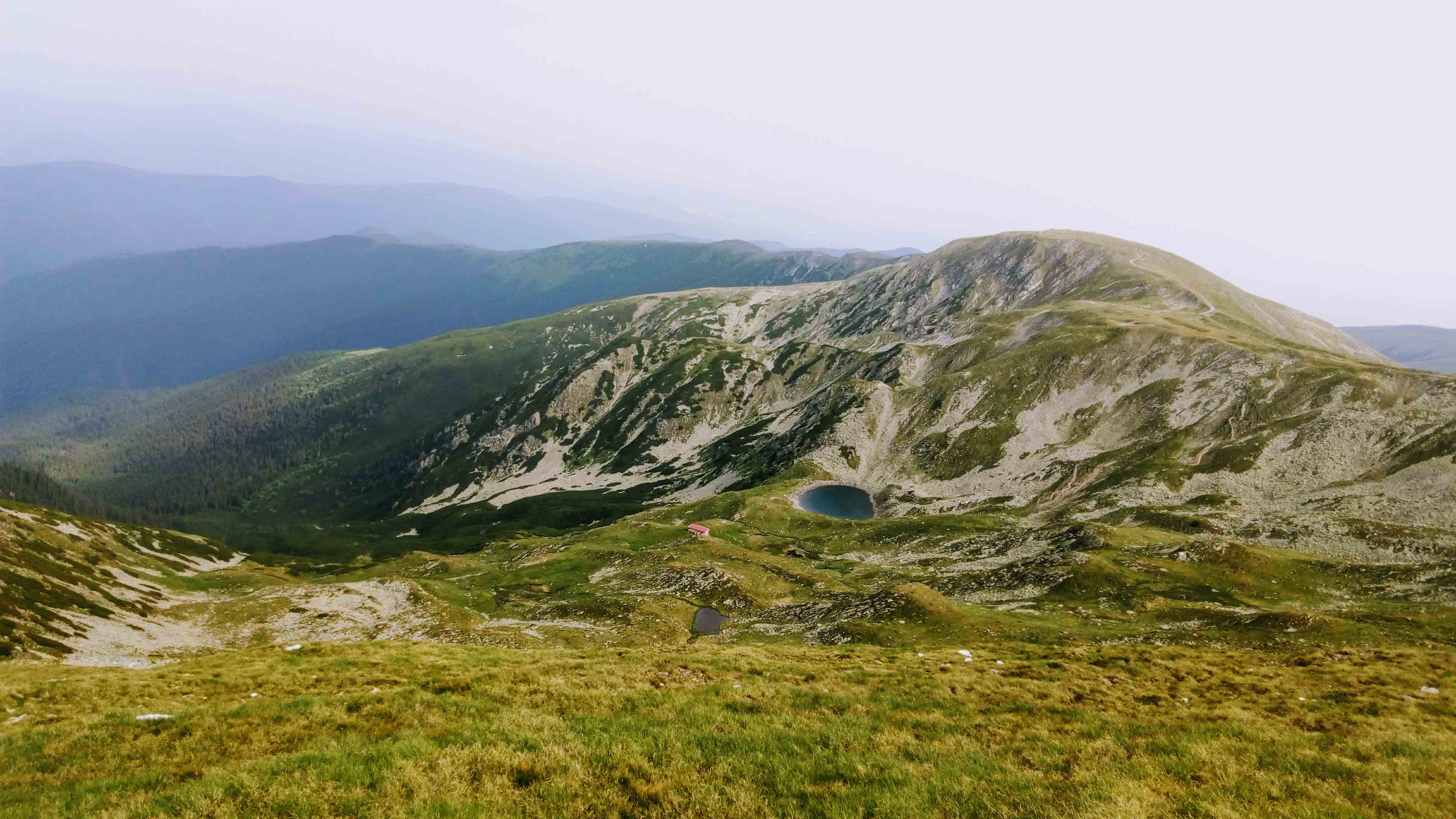 Refugiul si Lacul Iezer