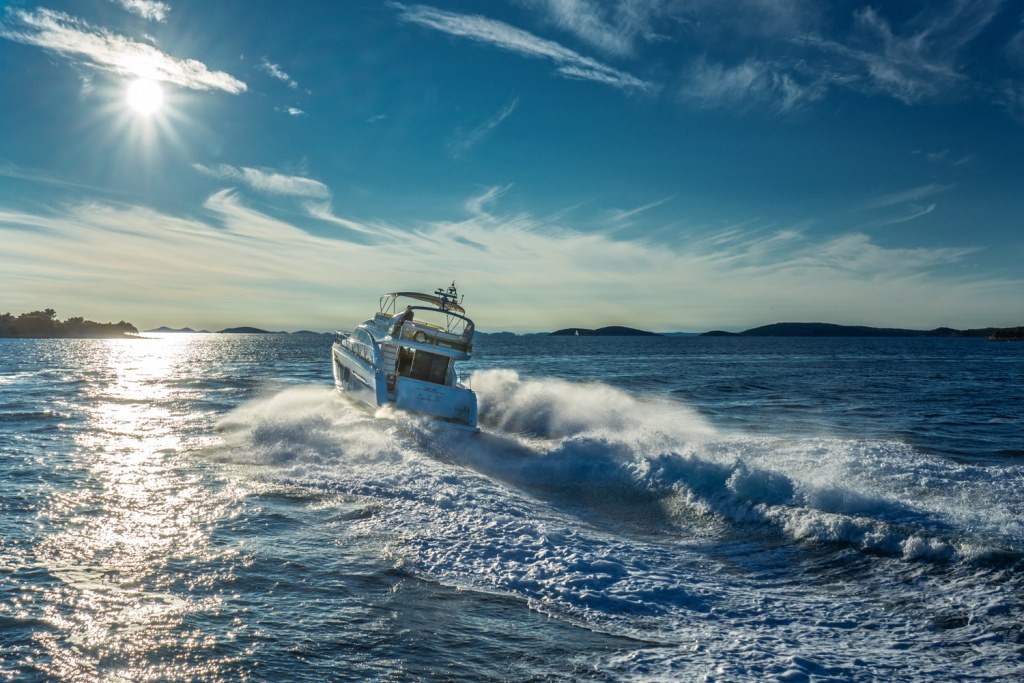 Motoryacht kaufen: Motoryacht auf dem Wasser
