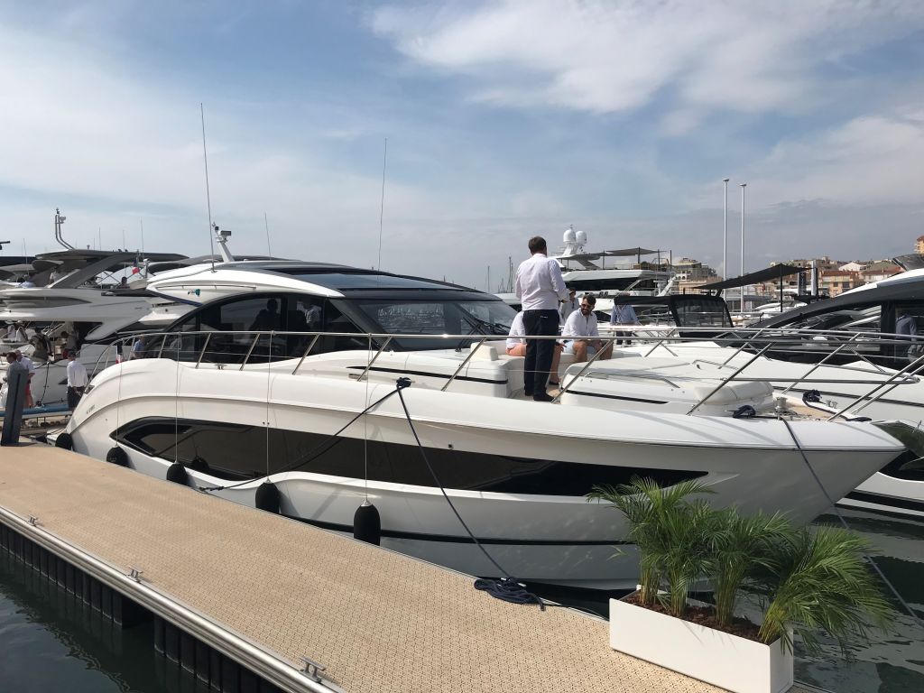 princess v55 beim cannes yachting festival