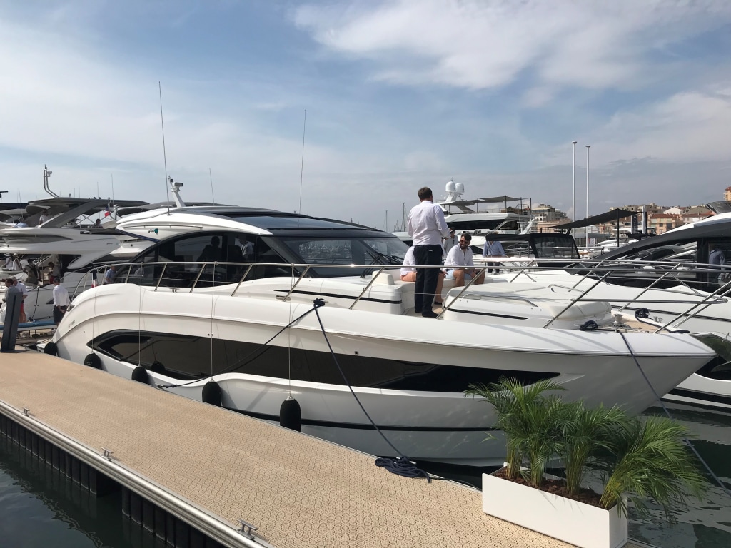 princess v55 beim cannes yachting festival