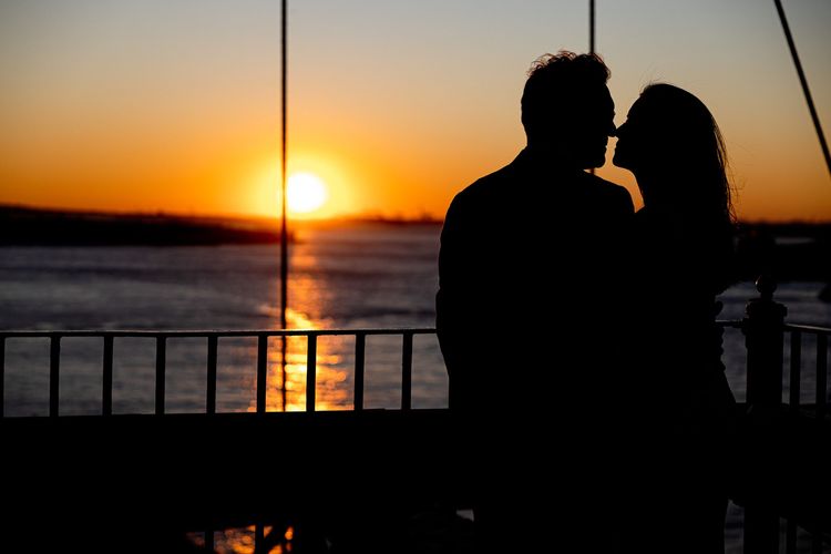 couple kissing on a sunset on the Brooklyn Bridge 