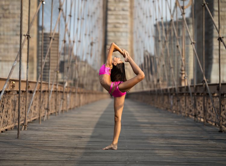 dancer doing a split on the Brooklyn Bridge 