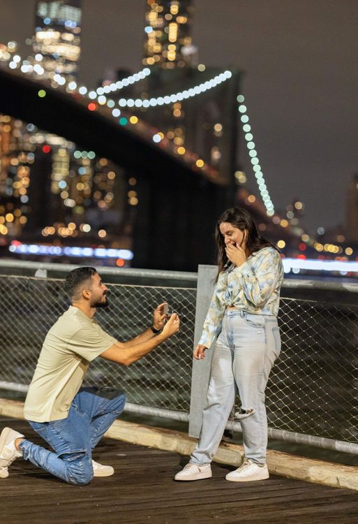 guy surprise proposing to his girlfriend on the Brooklyn boardwalk in dunbo at night