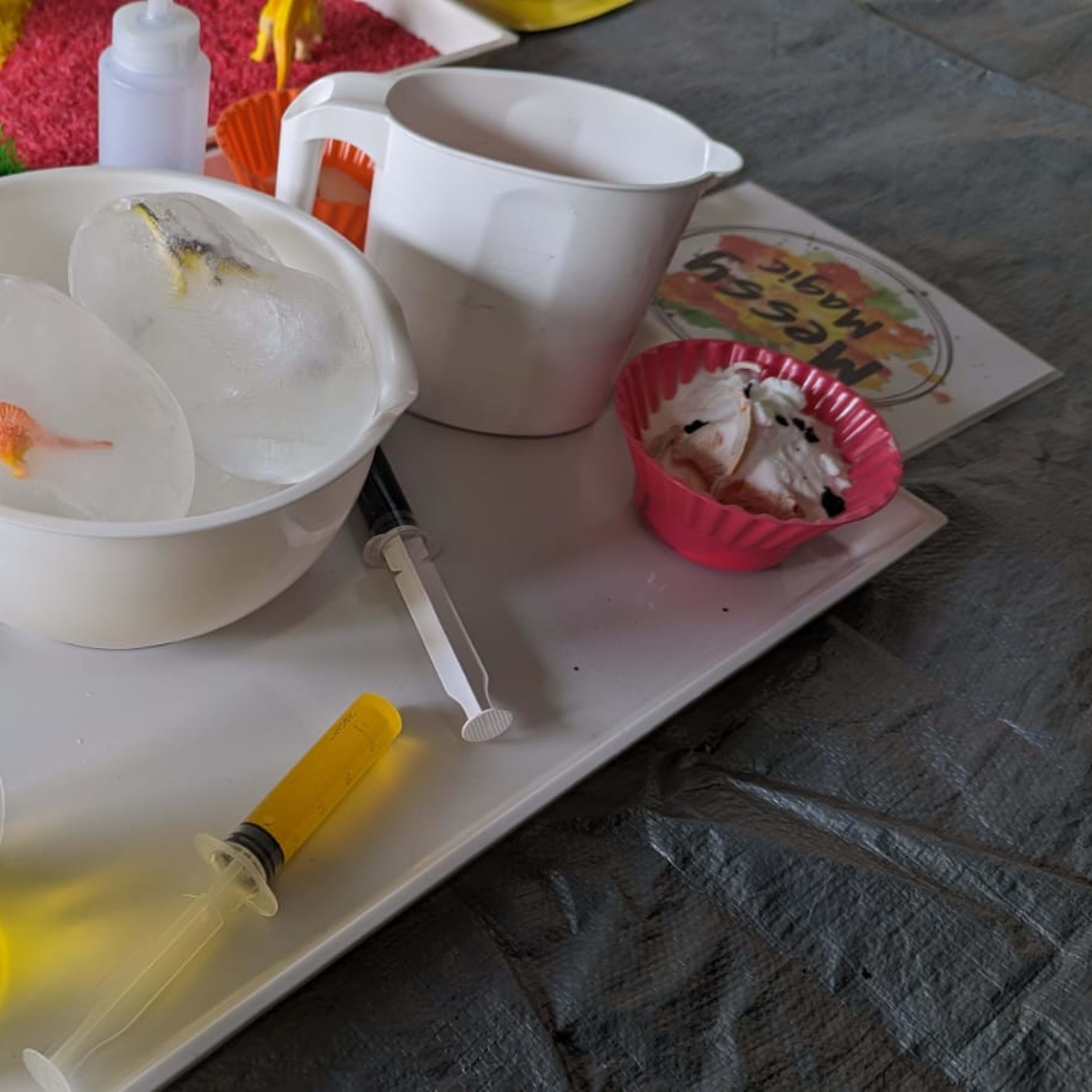 Dinosaur experimenting station