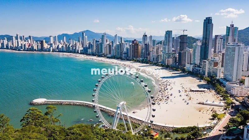 Roda gigante na cidade de Balneário Camboriú
