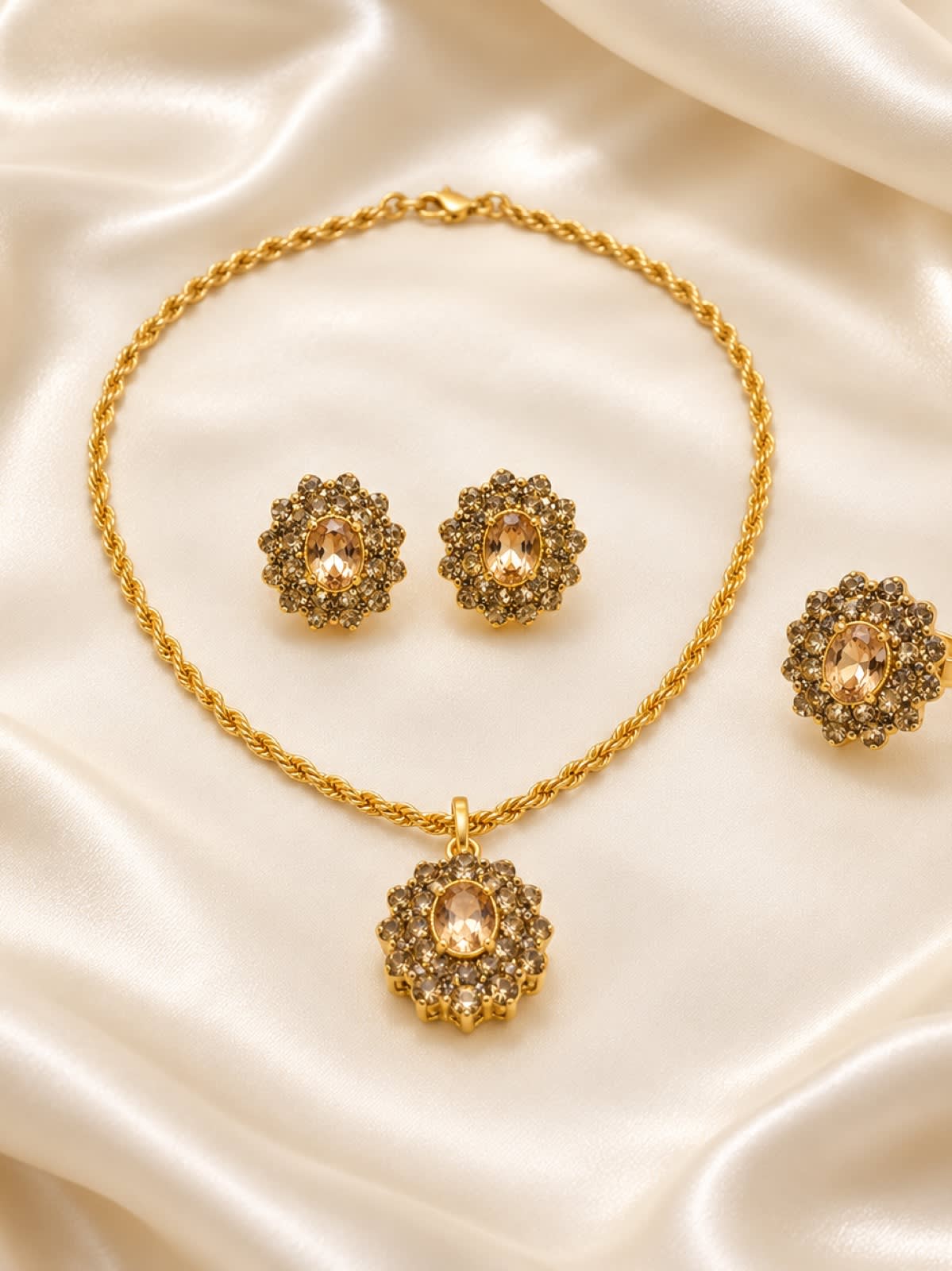 Royal Oval Halo Goldan Jewelry Set