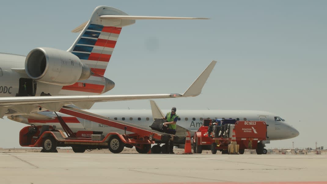 Airplane landing on yuma international airport 