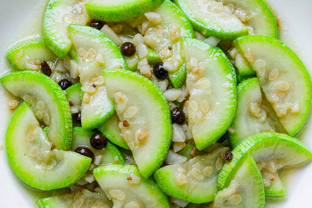 Abobrinha Salteada com Feijão Preto e Alho (豆豉蒜香西葫芦) – 10 Minutos no Wok