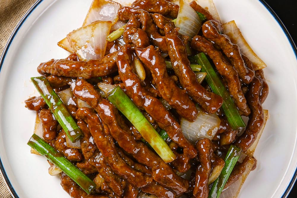 Carne Bovina com Cebola (洋葱牛肉) – O Refogado Rápido de Wok