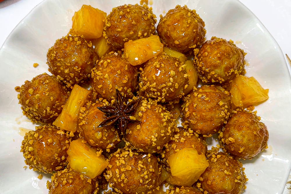 Camarão com Abacaxi em Bolinhas (菠萝虾球) – A Dupla Tropical dos Restaurantes