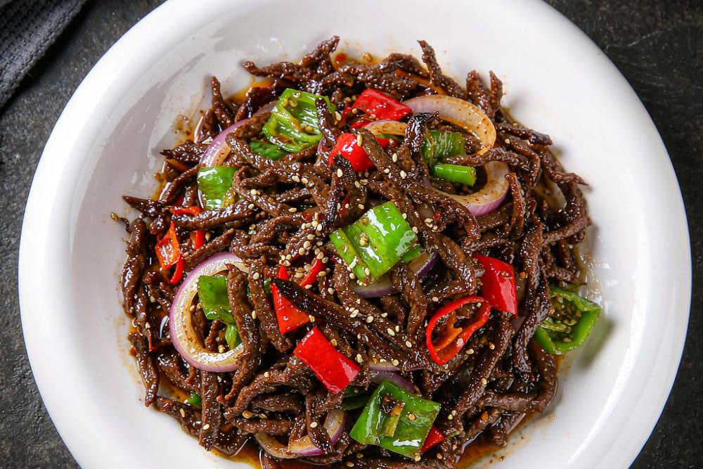 Carne Seca com Pimentões e Cebola (辣椒炒肉丝) – O Sertão Encontra o Wok
