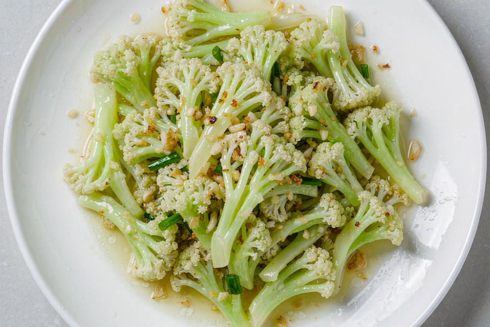 Couve-Flor Salteada com Alho (蒜蓉炒花菜) – O Verde que Todo Mundo Come