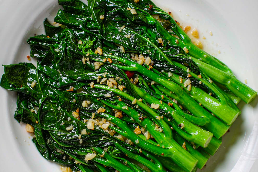 Couve Salteada com Alho (蒜蓉炒芥兰) – O Verde Crocante do Wok
