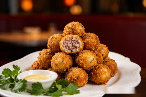 Bolinhos Fritos de Porco à Moda de Pequim (干炸丸子) – Crocantes por Fora, Suculentos por Dentro