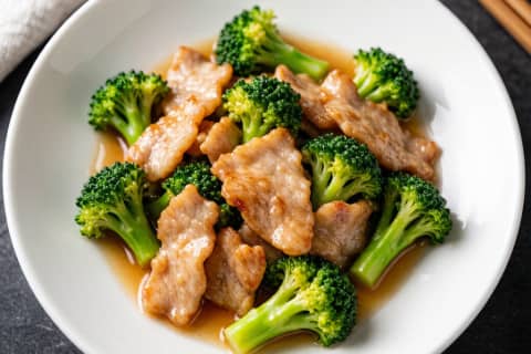 Porco com Brócolis (西兰花肉片) – Fatias Tenras e Verdes