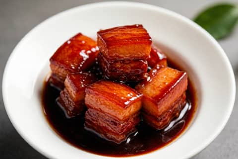 Porco Dongpo (东坡肉) – Cubos de Barriga que Derretem no Caldo Doce
