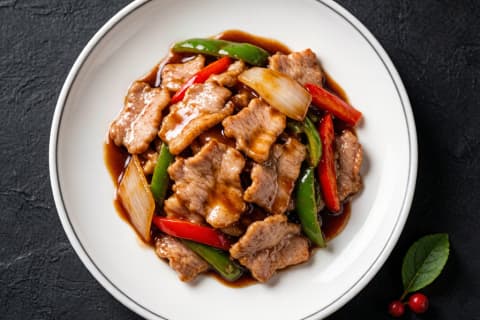 Porco com Molho de Ostra (蚝油肉片) – Fatias Macias e Brilhantes
