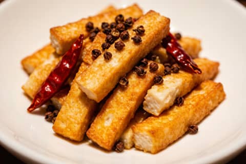 Tofu Frito Seco (干煸豆腐) – Tofu Dourado e Crocante no Wok, Estilo Sichuan