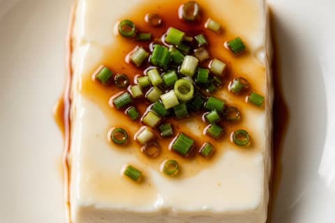 Tofu no Vapor com Cebolinha (葱油豆腐) – Tofu Cozido no Vapor com Molho de Cebolinha