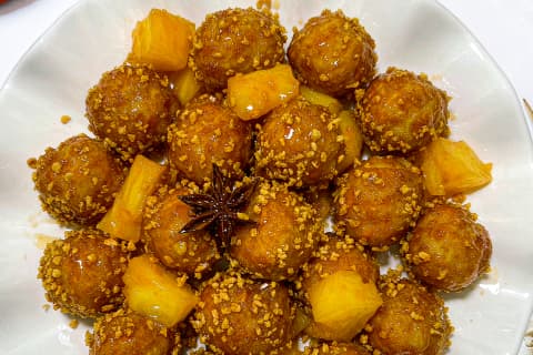 Camarão com Abacaxi em Bolinhas (菠萝虾球) – A Dupla Tropical dos Restaurantes