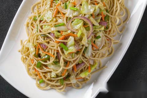 Macarrão Salteado de Legumes (素炒面) – O Chow Mein que Limpa a Geladeira