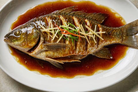Peixe em Vinagre do Lago Oeste (西湖醋鱼) – Clássico de Hangzhou