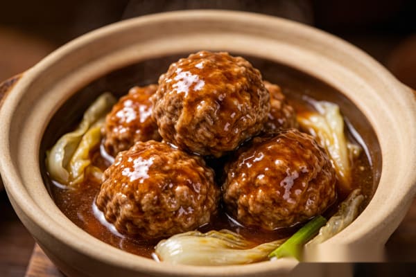 Bolinho de Carne do Leão (狮子头) – Almôndega de Porco Refogada no Molho