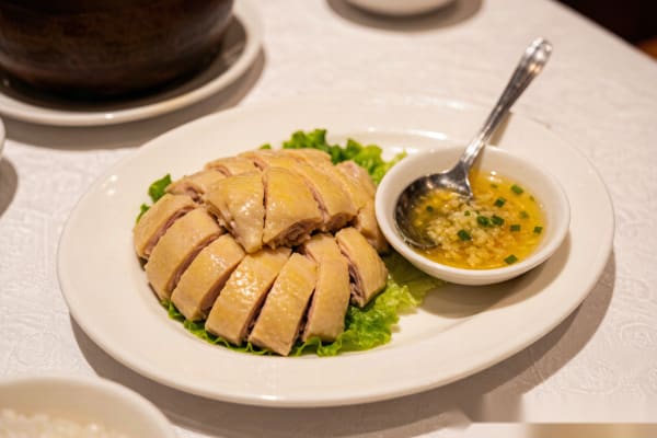 Frango Cozido Cantonês (白切鸡) – Frango Tenro com Molho de Gergelim