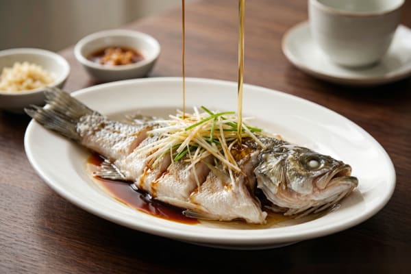 Peixe ao Vapor com Gengibre e Cebolinha (清蒸鱼) – Peixe Inteiro no Vapor