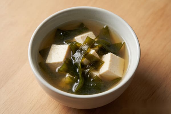 Sopa de Tofu e Alga (豆腐海带汤) – Caldo Claro e Reconfortante
