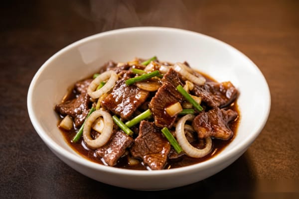 Bife Mongolês (牛肉) – Carne de Boi Refogada com Cebolas