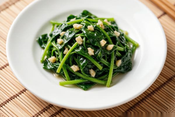 Espinafre com Alho (蒜蓉菠菜) – Verde Fresco e Rústico