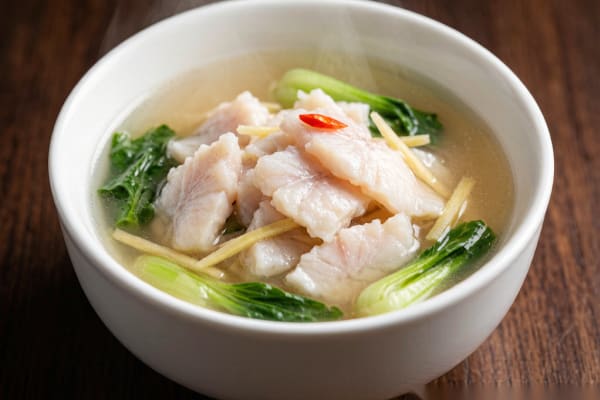 Sopa de Peixe com Verduras (鱼片汤) – Caldo Claro e Delicado