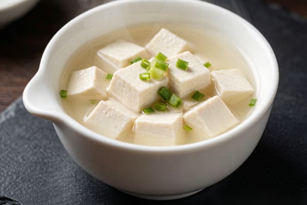 Sopa de Tofu com Cebolinha (葱香豆腐汤) – Caldo Leve e Aconchegante
