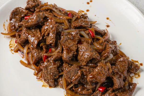 Carne Bovina com Vinagre Preto (醋溜牛肉) – A Doçura Ácida do Norte