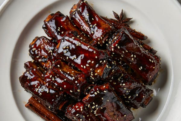 Costelas de Porco à Canela (五香排骨) – O Braseado Doce e Perfumado de Xangai