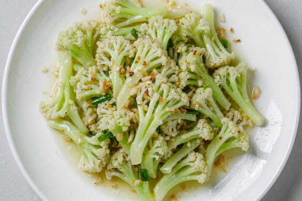 Couve-Flor Salteada com Alho (蒜蓉炒花菜) – O Verde que Todo Mundo Come