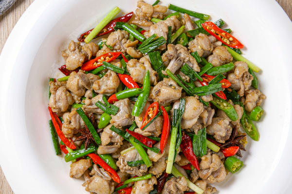 Frango Apimentado de Hunan (湖南辣子鸡) – O Refogado Úmido com Pimenta Fresca