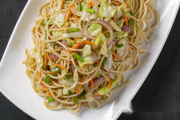 Macarrão Salteado de Legumes (素炒面) – O Chow Mein que Limpa a Geladeira