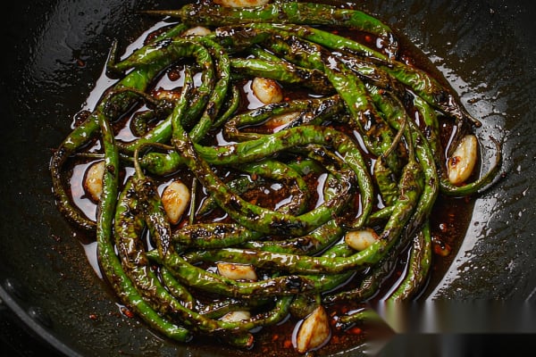 Pimentão Pele de Tigre (虎皮青椒) – Chamuscado, Murcho e Viciante