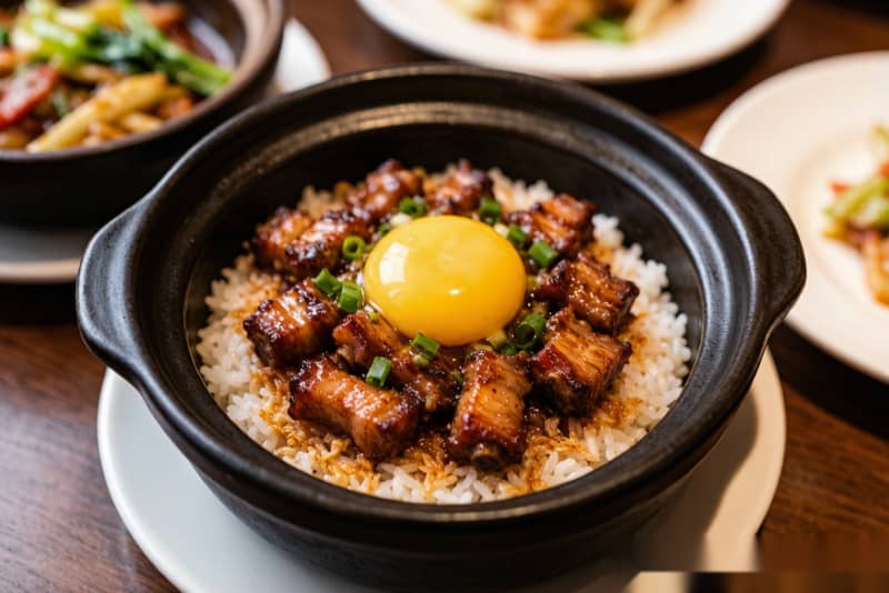 Arroz de Porco em Panela (煲仔饭) – Arroz Crocante com Costeleta de Porco