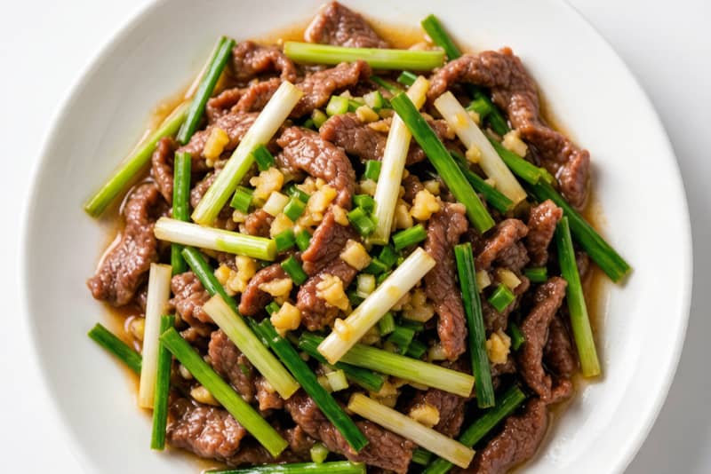 Carne Bovina com Gengibre e Cebolinha (姜葱牛柳) – Salteado Rápido e Suave