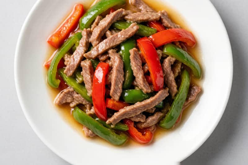 Bovino com Pimentão (青椒牛柳) – Tiras Suculentas e Crocantes